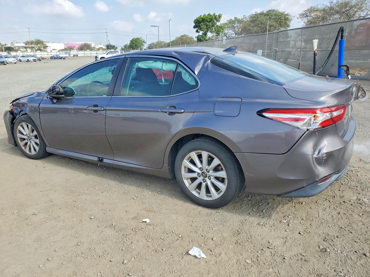 2019 TOYOTA CAMRY LE photo 4