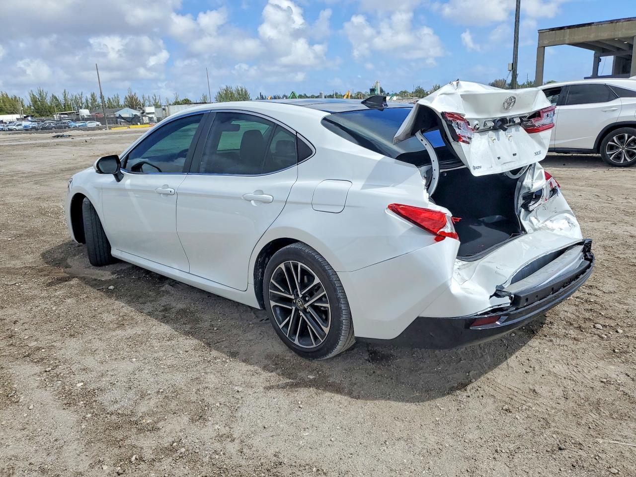 2025 TOYOTA CAMRY XLE photo 3