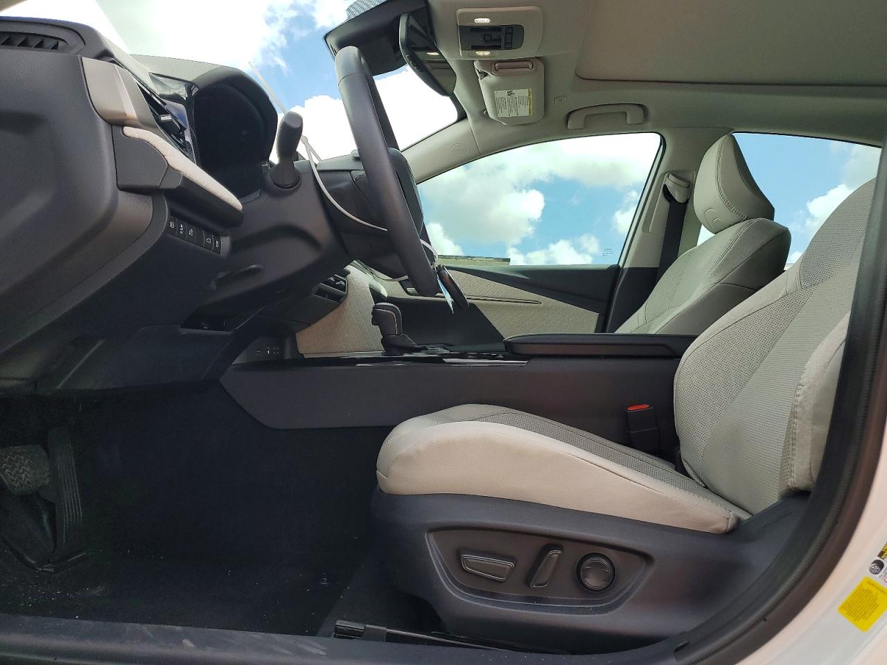 2025 TOYOTA CAMRY XLE photo 13