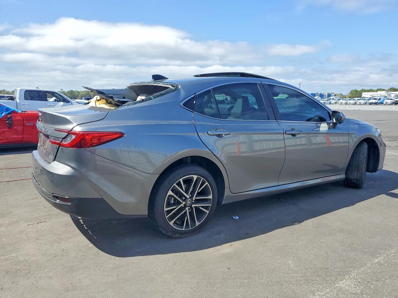 2025 TOYOTA CAMRY XLE photo 3