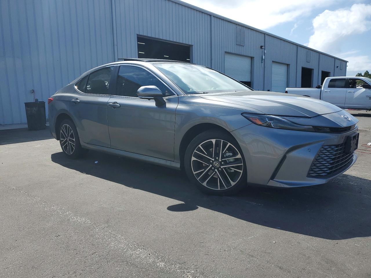 2025 TOYOTA CAMRY XLE photo 4
