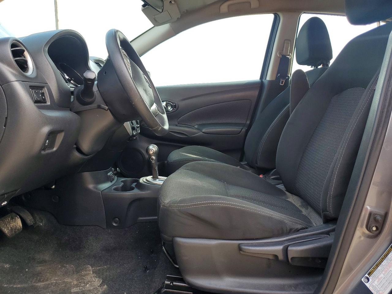 2019 NISSAN VERSA SV photo 7