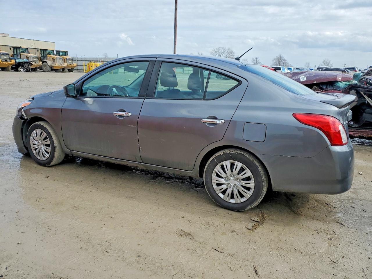 2019 NISSAN VERSA SV photo 2