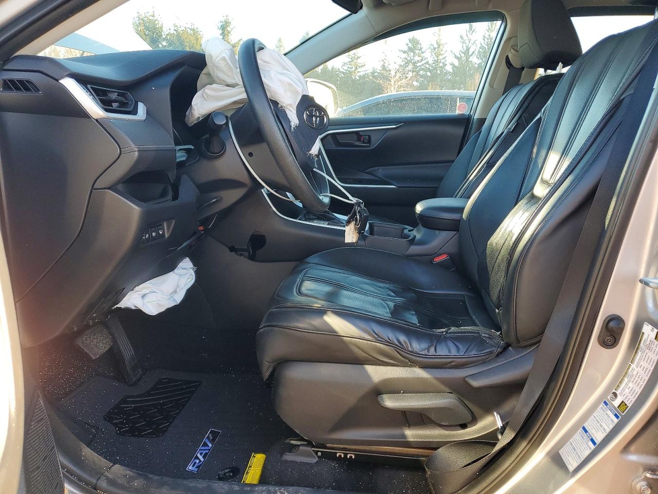 2021 TOYOTA RAV4 LE photo 7