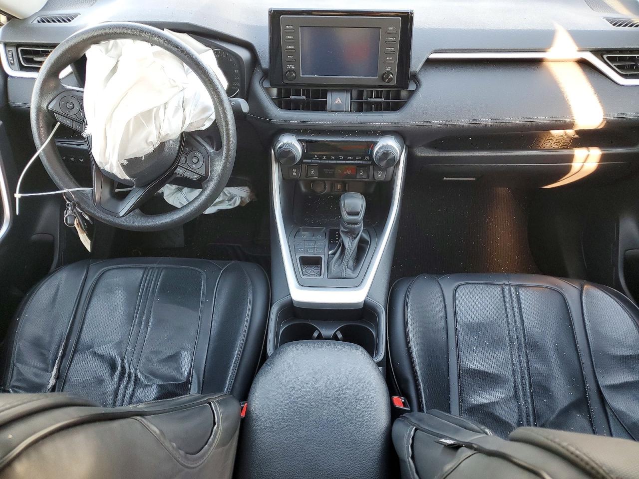 2021 TOYOTA RAV4 LE photo 8
