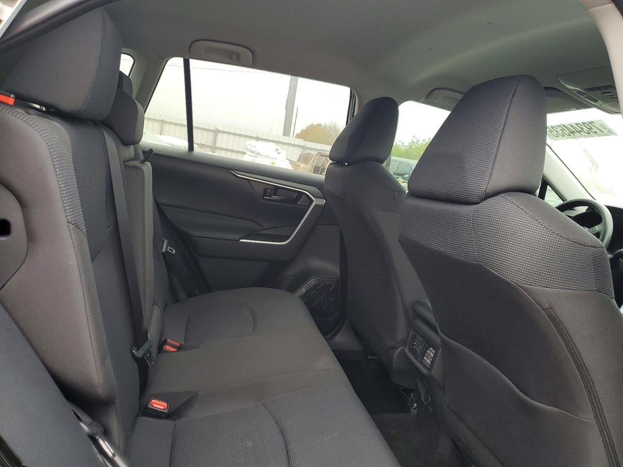 2025 TOYOTA RAV4 LE photo 31