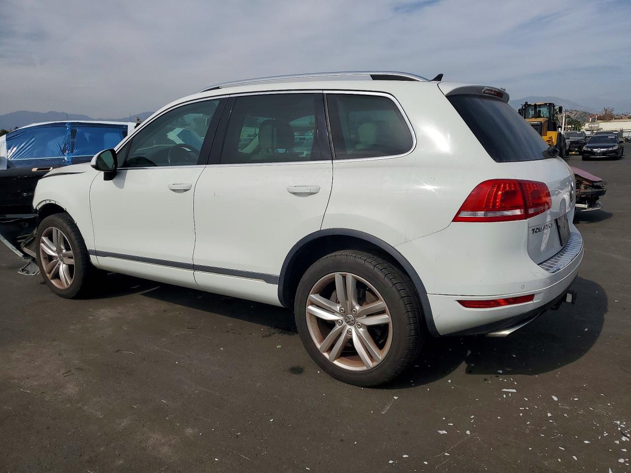 2014 VOLKSWAGEN TOUAREG V6 TDI photo 2