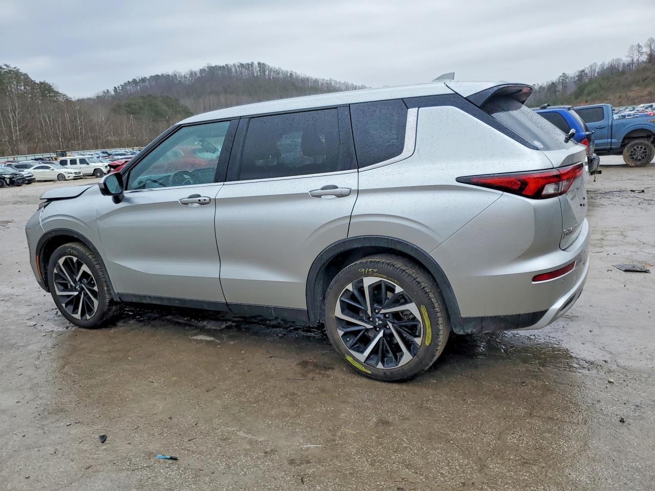 2024 MITSUBISHI OUTLANDER SE photo 4