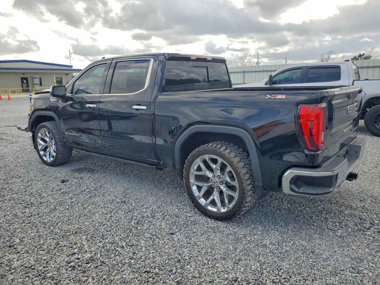 2021 GMC SIERRA K1500 SLT photo 3