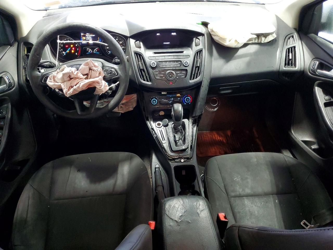 2017 FORD FOCUS SE photo 8