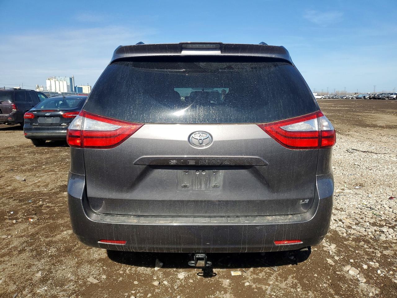 2017 TOYOTA SIENNA LE 8-PASSENGER photo 6
