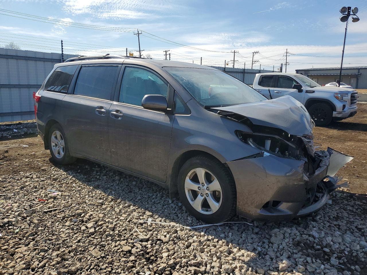 2017 TOYOTA SIENNA LE 8-PASSENGER photo 4