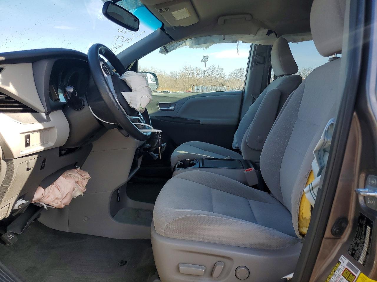 2017 TOYOTA SIENNA LE 8-PASSENGER photo 7