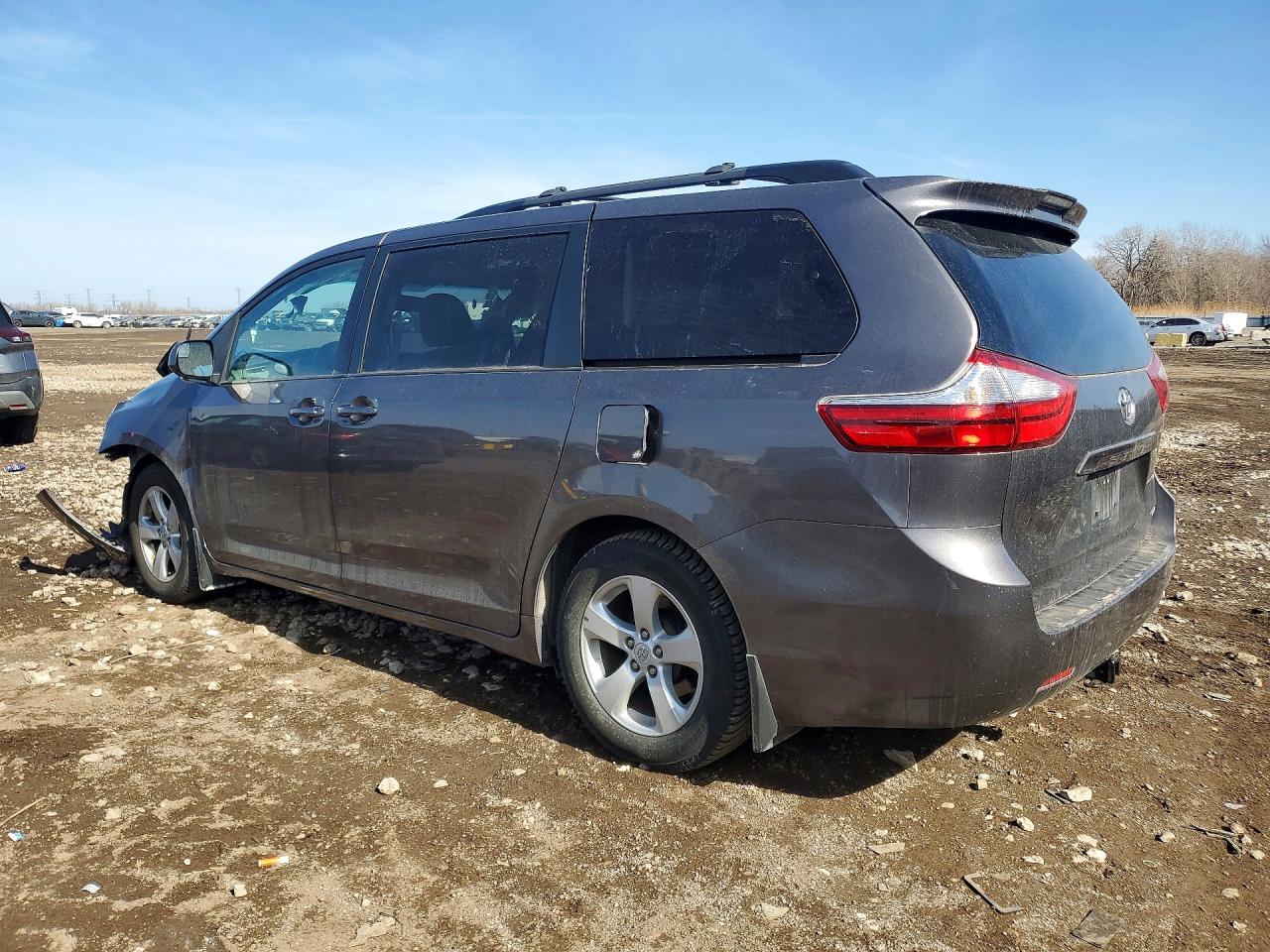 2017 TOYOTA SIENNA LE 8-PASSENGER photo 2