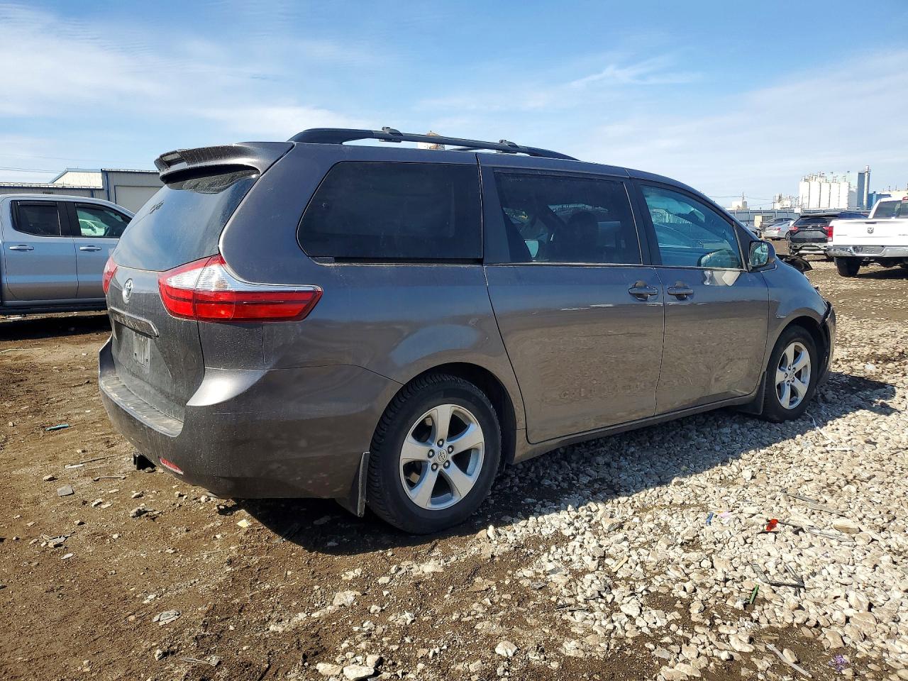 2017 TOYOTA SIENNA LE 8-PASSENGER photo 3