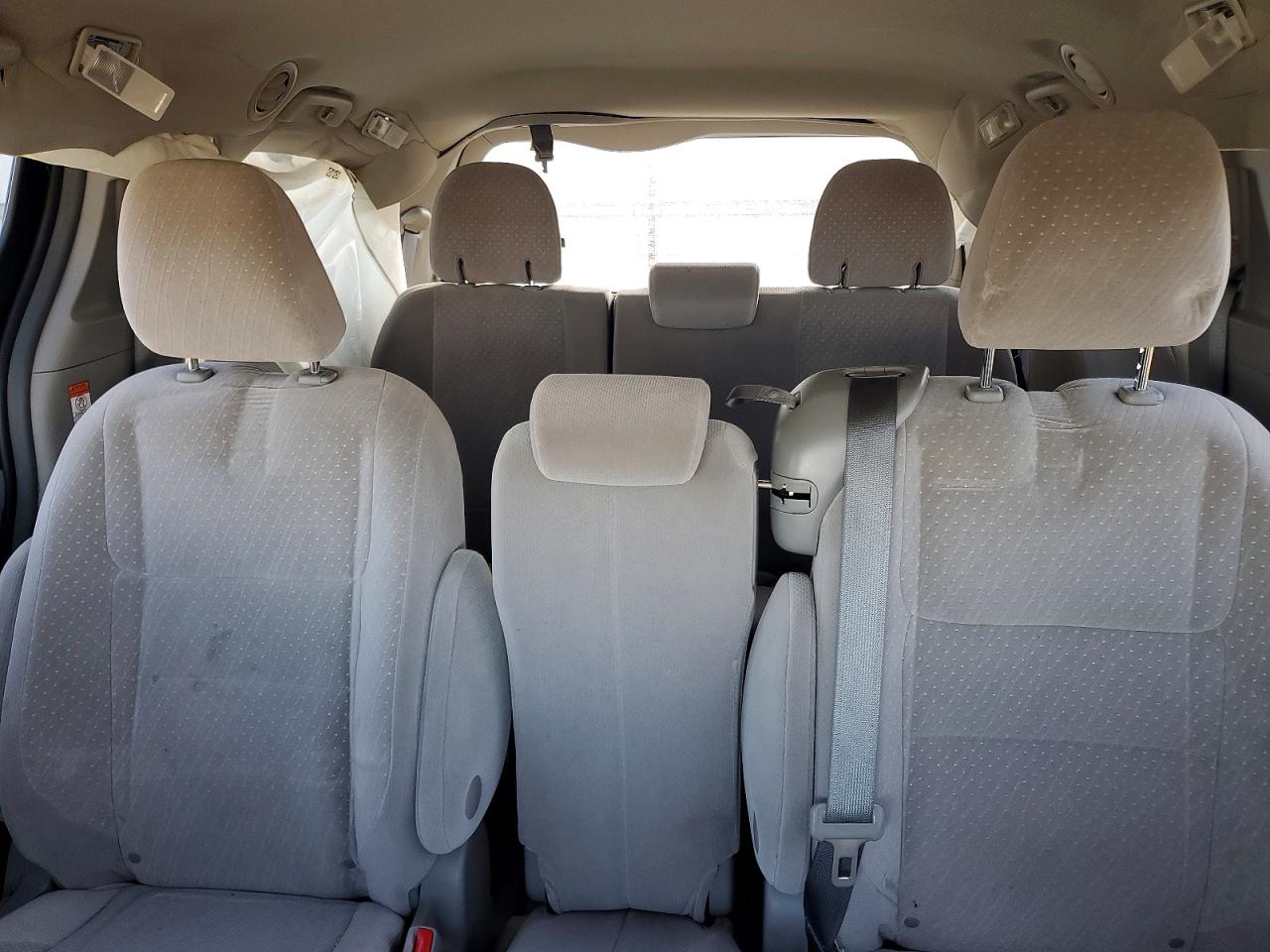 2017 TOYOTA SIENNA LE 8-PASSENGER photo 10