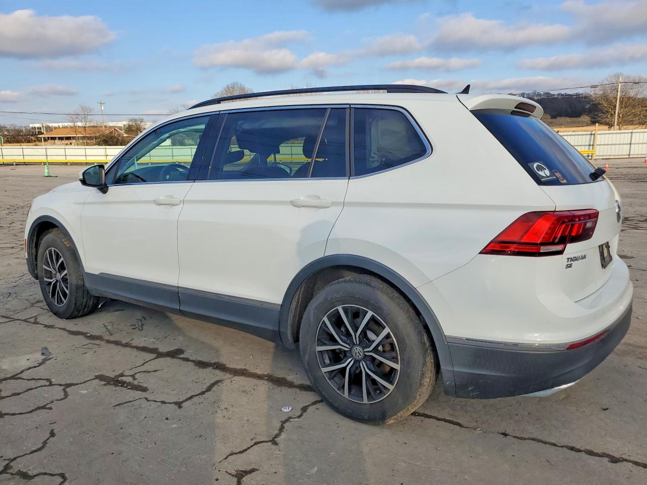 2021 VOLKSWAGEN TIGUAN SE photo 3