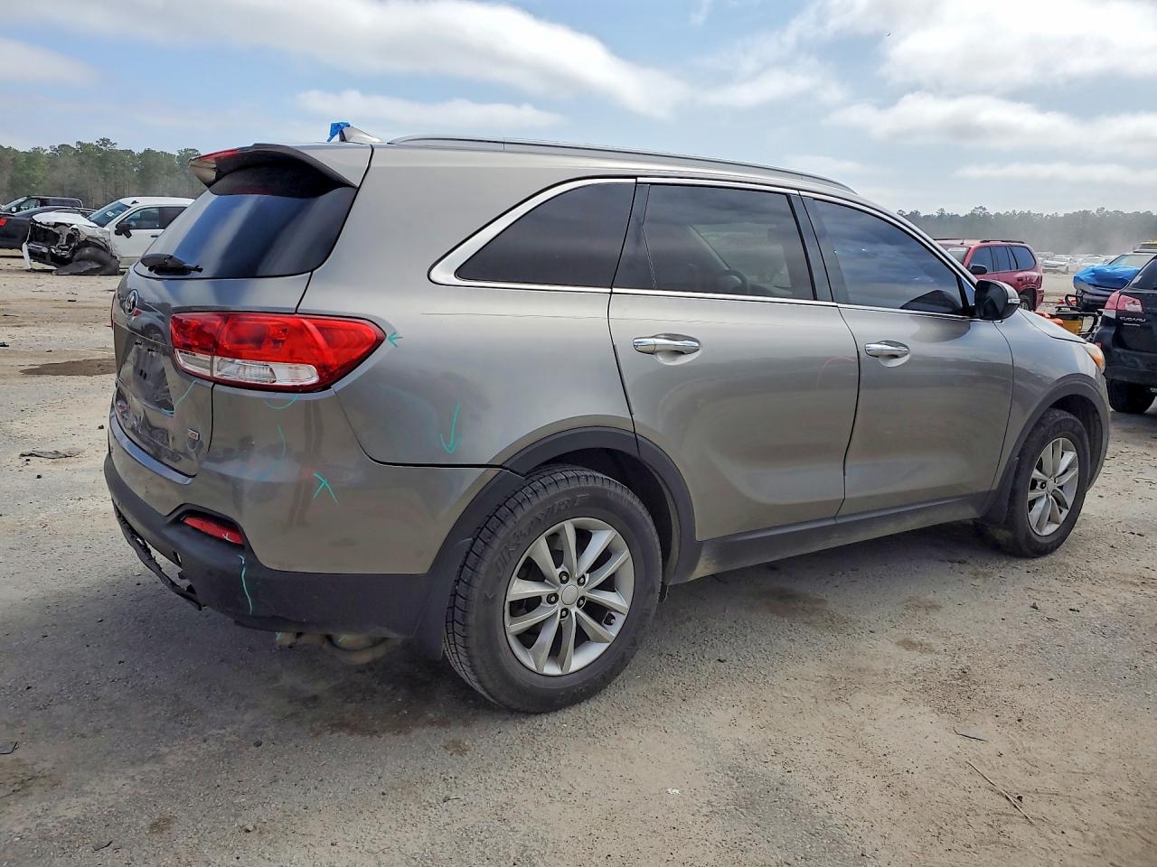 2017 KIA SORENTO LX photo 5