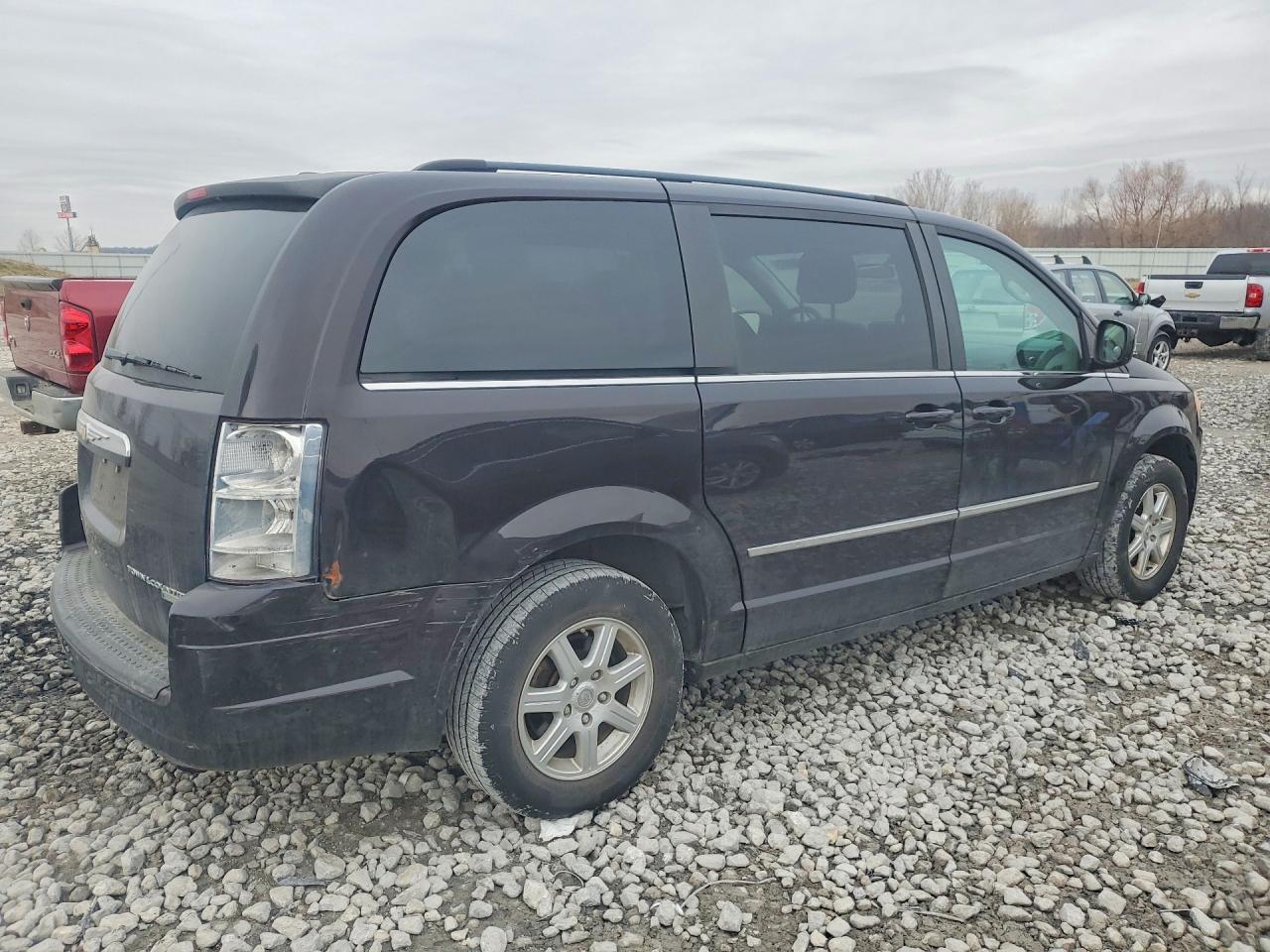 2010 CHRYSLER TOWN & COUNTRY TOURING PLUS photo 3
