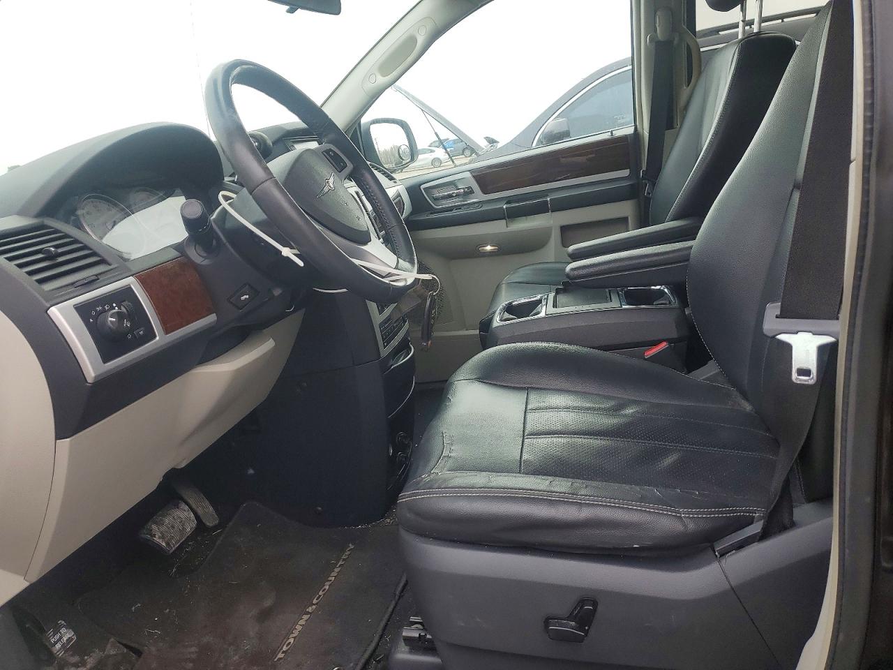 2010 CHRYSLER TOWN & COUNTRY TOURING PLUS photo 7