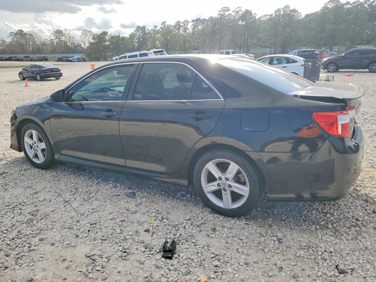2013 TOYOTA CAMRY SE photo 2