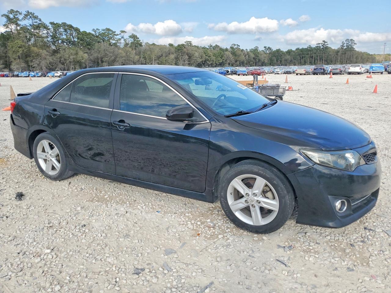 2013 TOYOTA CAMRY SE photo 4