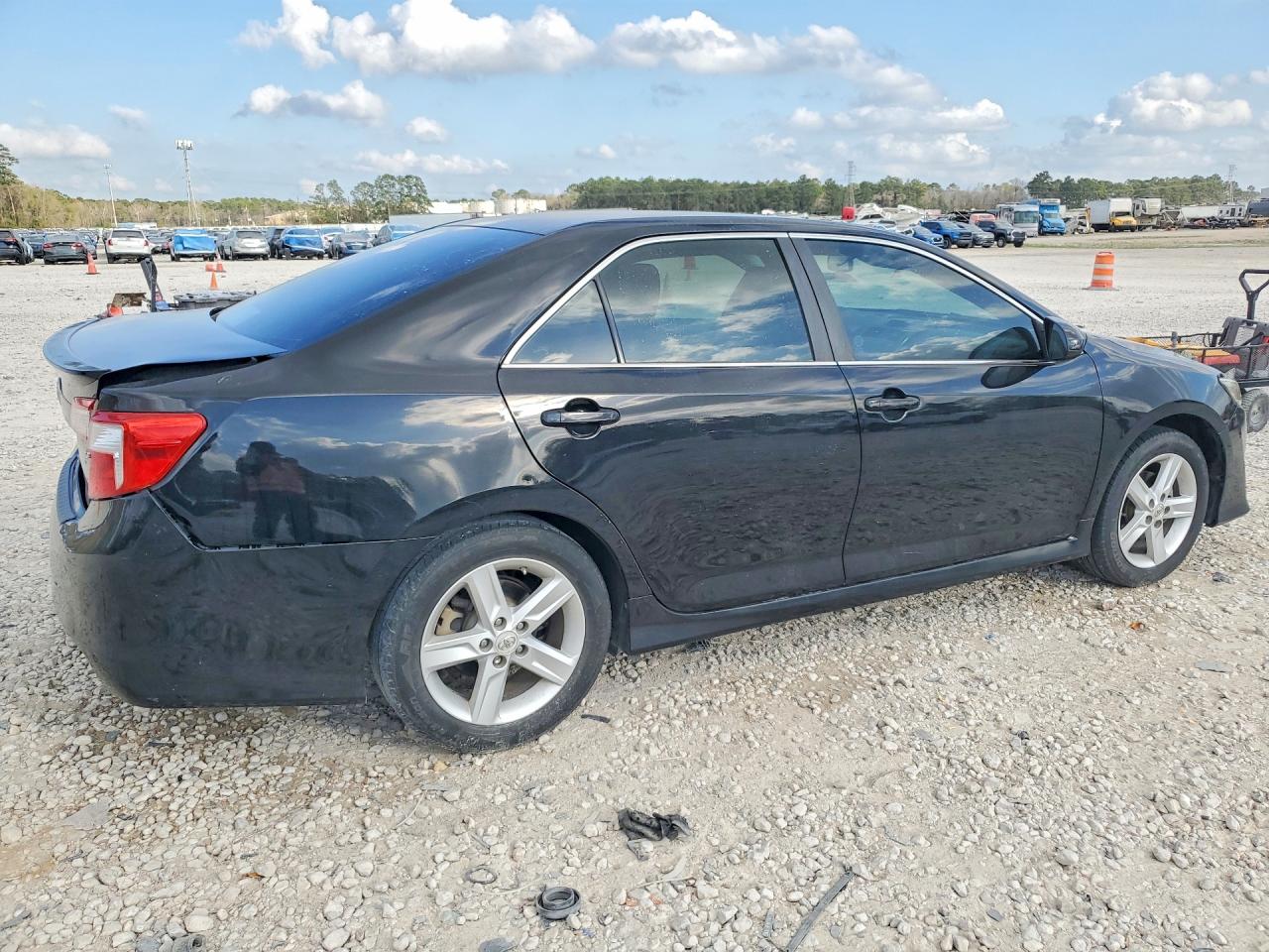 2013 TOYOTA CAMRY SE photo 3