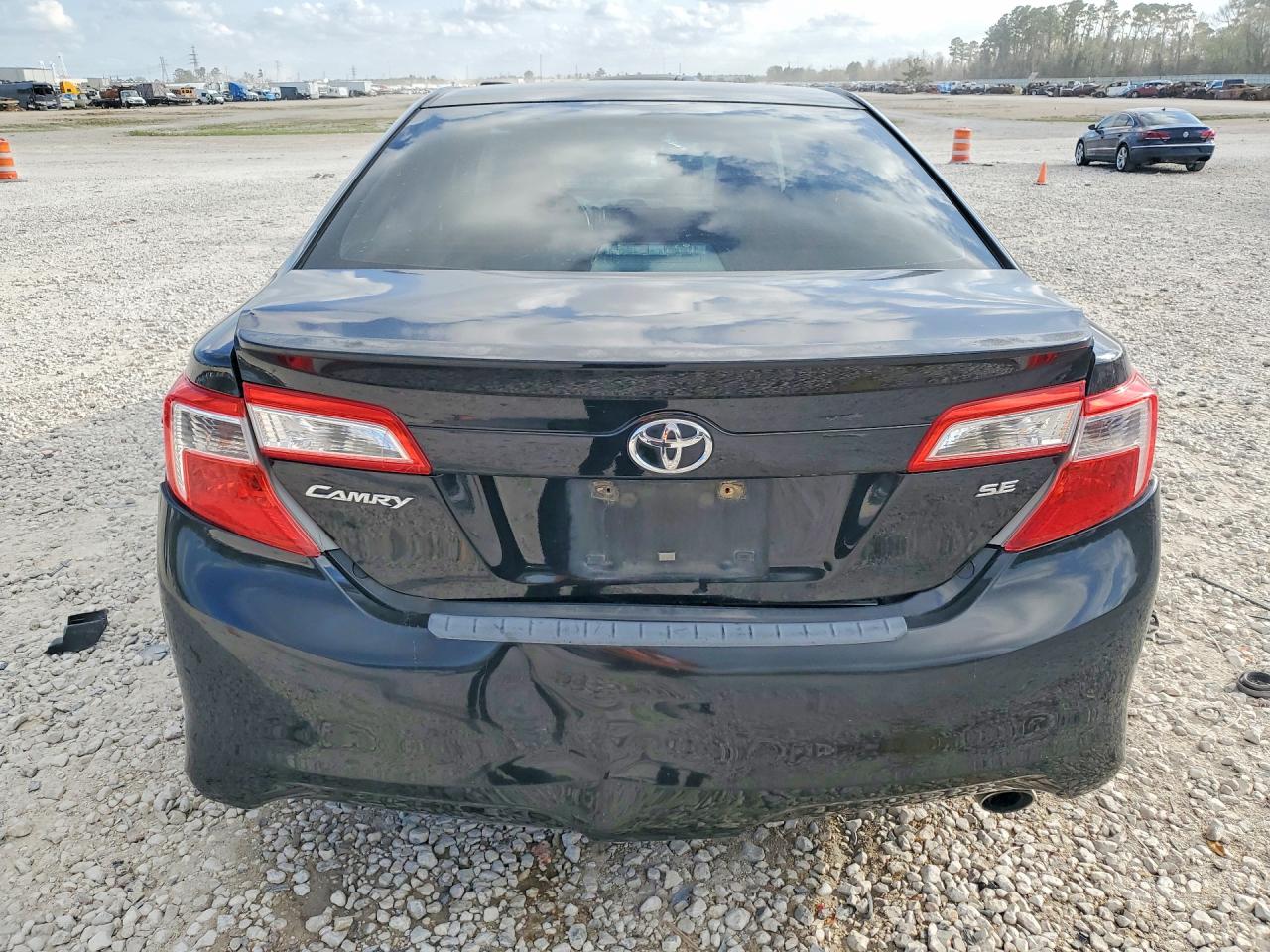 2013 TOYOTA CAMRY SE photo 6