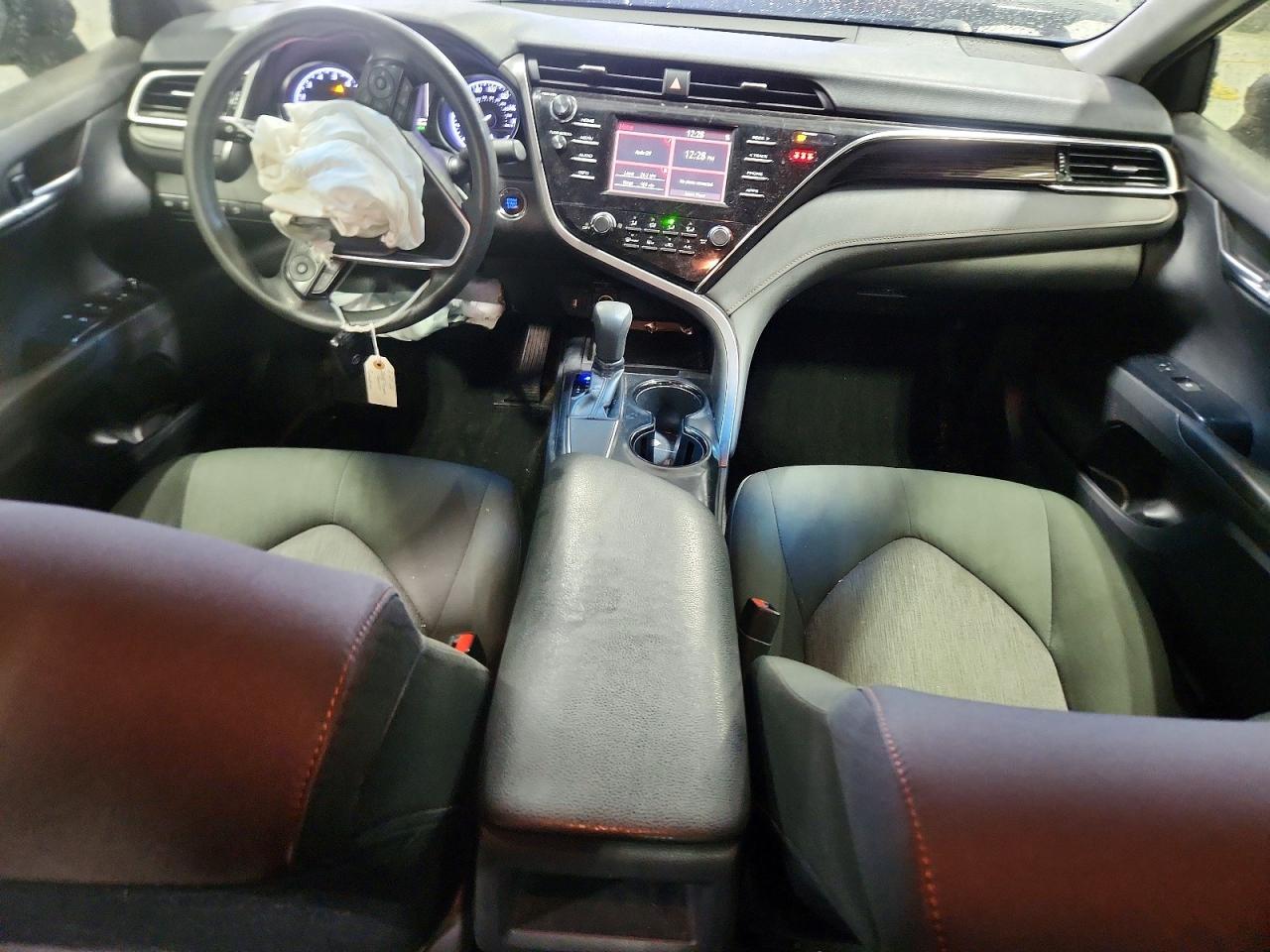 2018 TOYOTA CAMRY LE photo 8