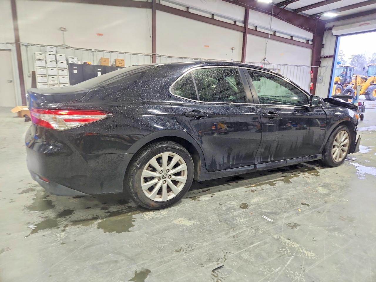 2018 TOYOTA CAMRY LE photo 3