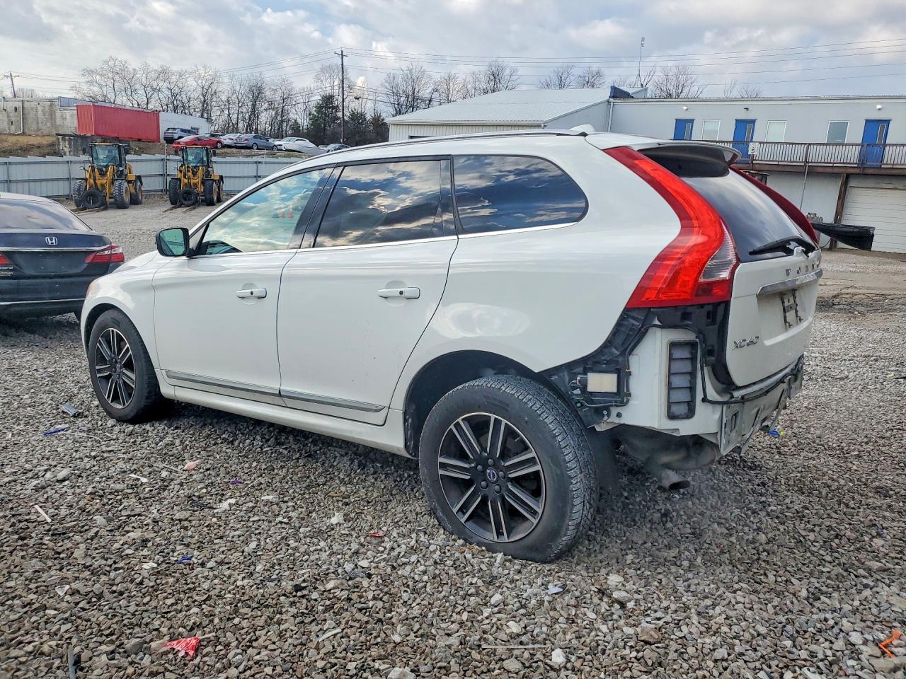 2017 VOLVO XC60 T5 DYNAMIC photo 2