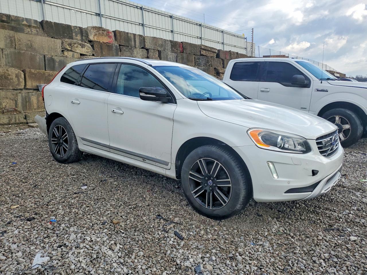 2017 VOLVO XC60 T5 DYNAMIC photo 4