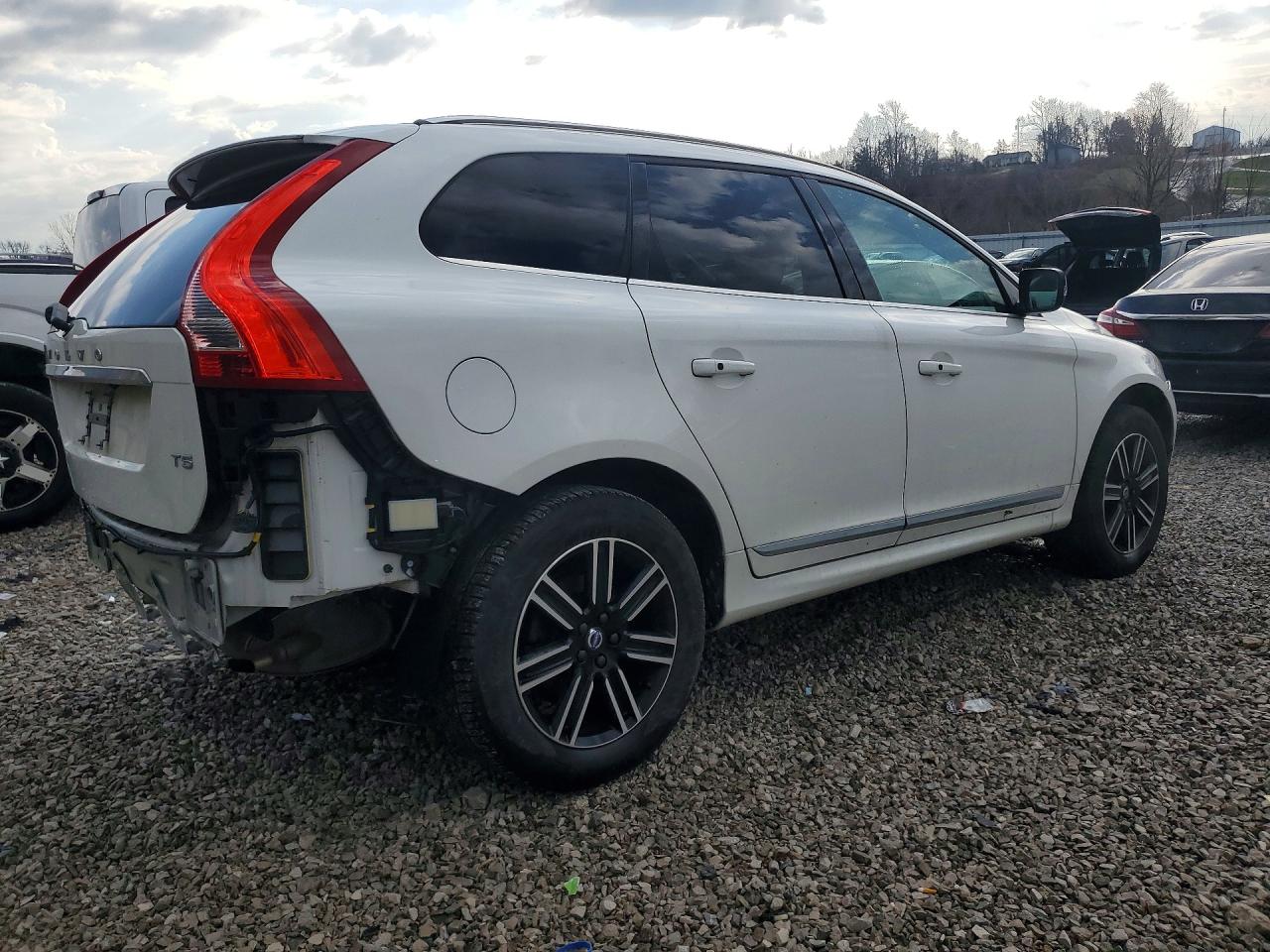 2017 VOLVO XC60 T5 DYNAMIC photo 3