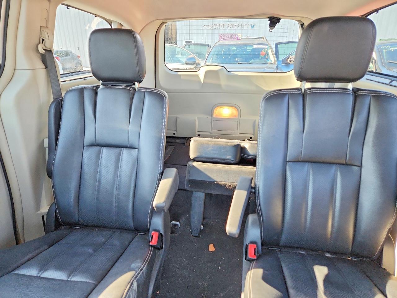 2015 CHRYSLER TOWN & COUNTRY TOURING L photo 10