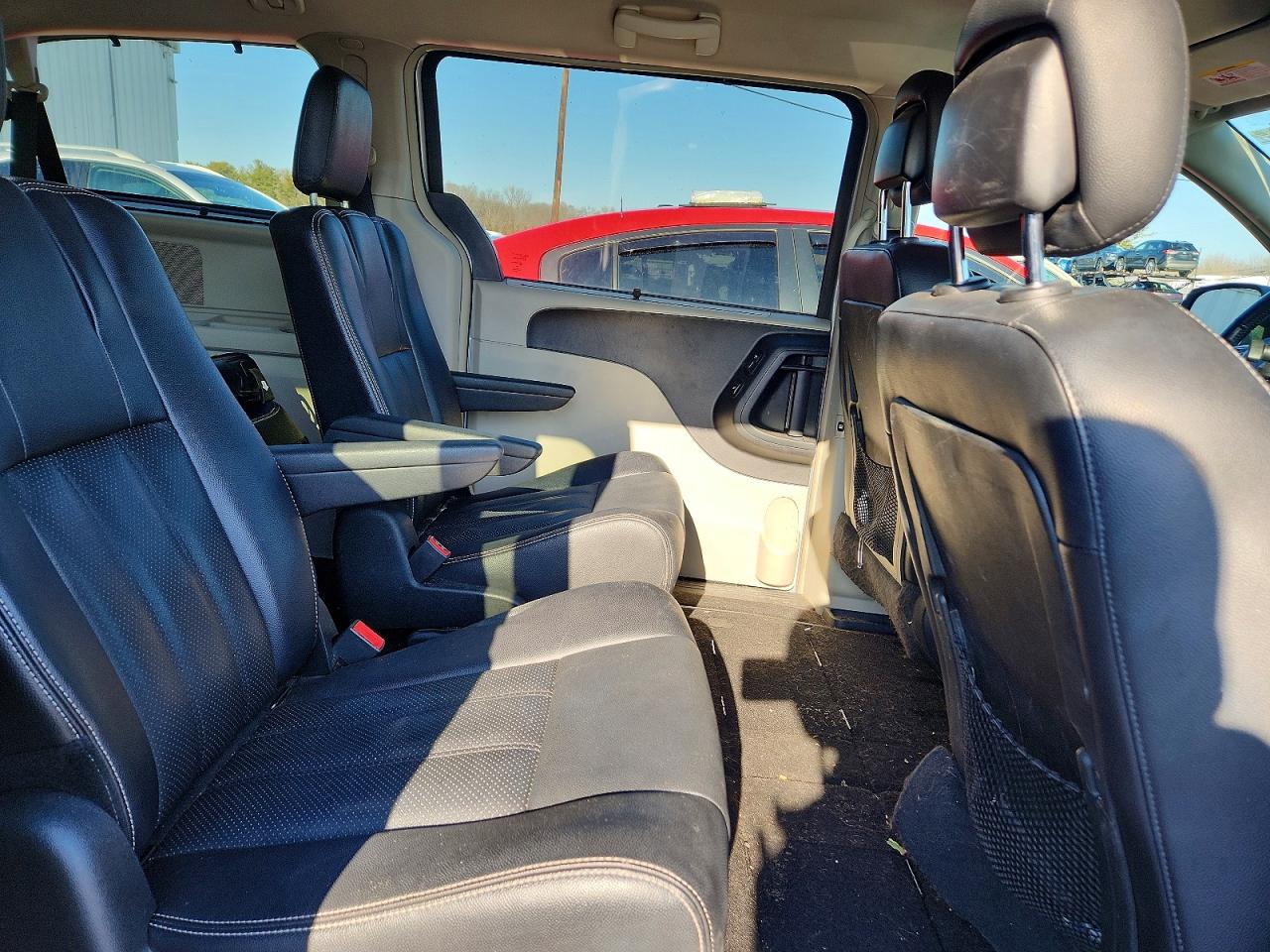 2015 CHRYSLER TOWN & COUNTRY TOURING L photo 11