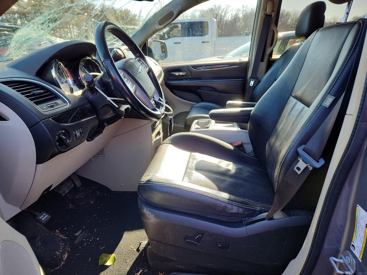 2015 CHRYSLER TOWN & COUNTRY TOURING L photo 7