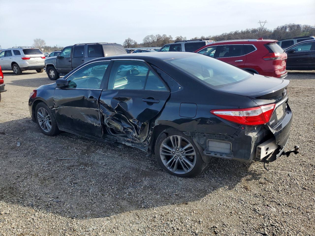 2017 TOYOTA CAMRY SE photo 2