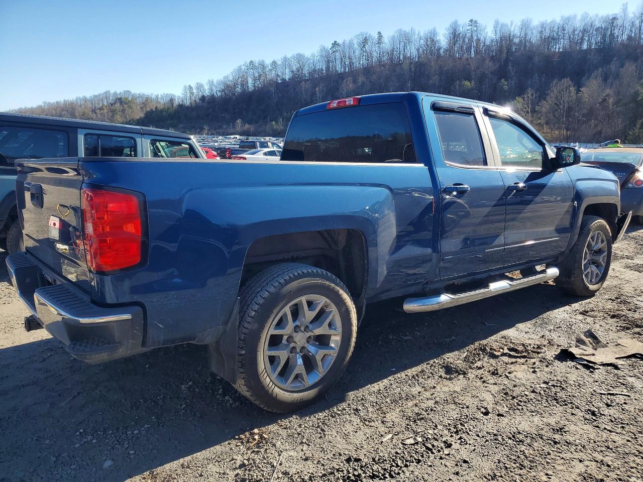 2017 CHEVROLET SILVERADO K1500 LT photo 3