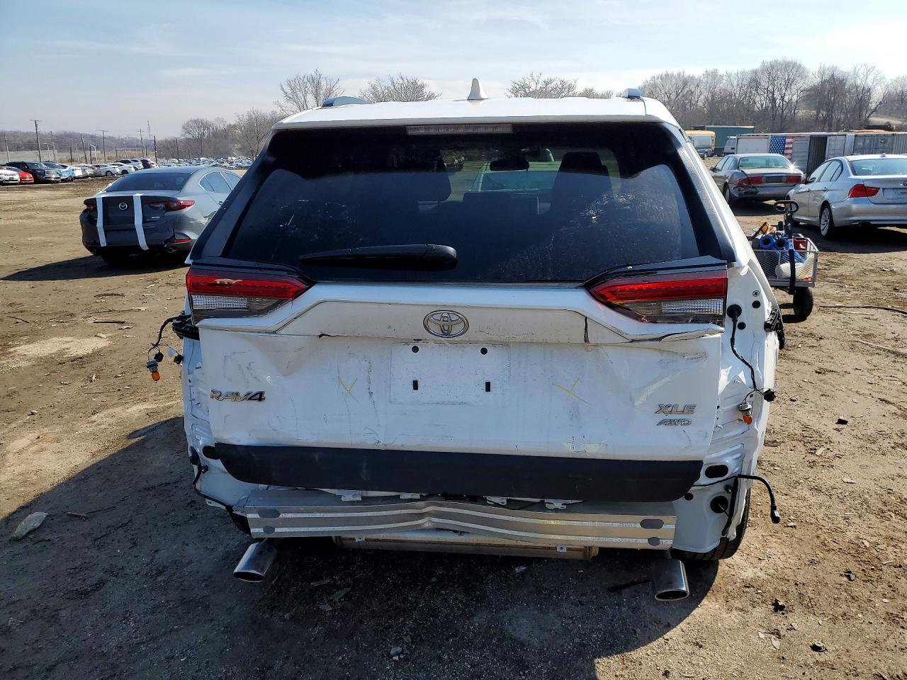 2024 TOYOTA RAV4 XLE photo 11