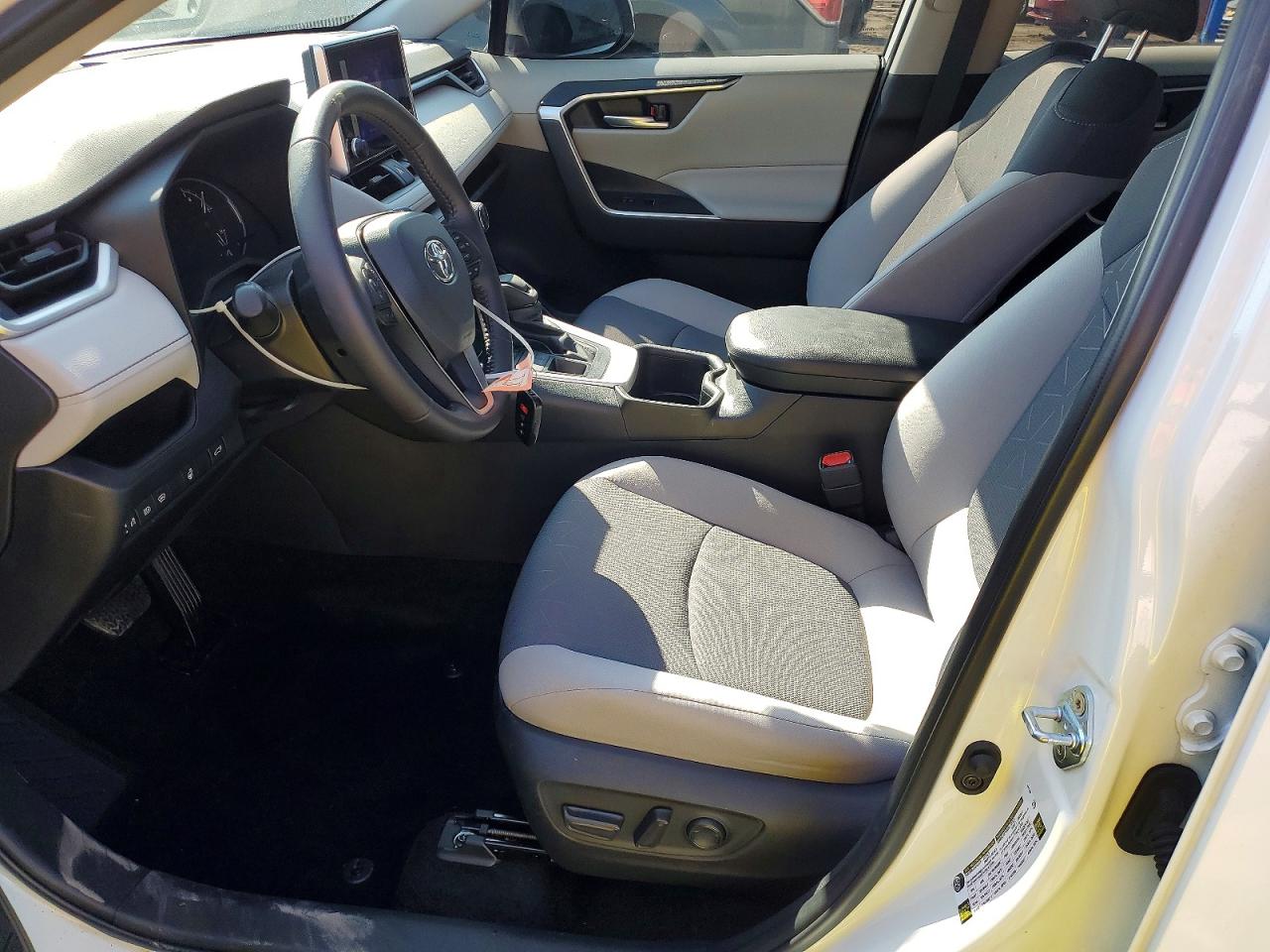 2024 TOYOTA RAV4 XLE photo 13