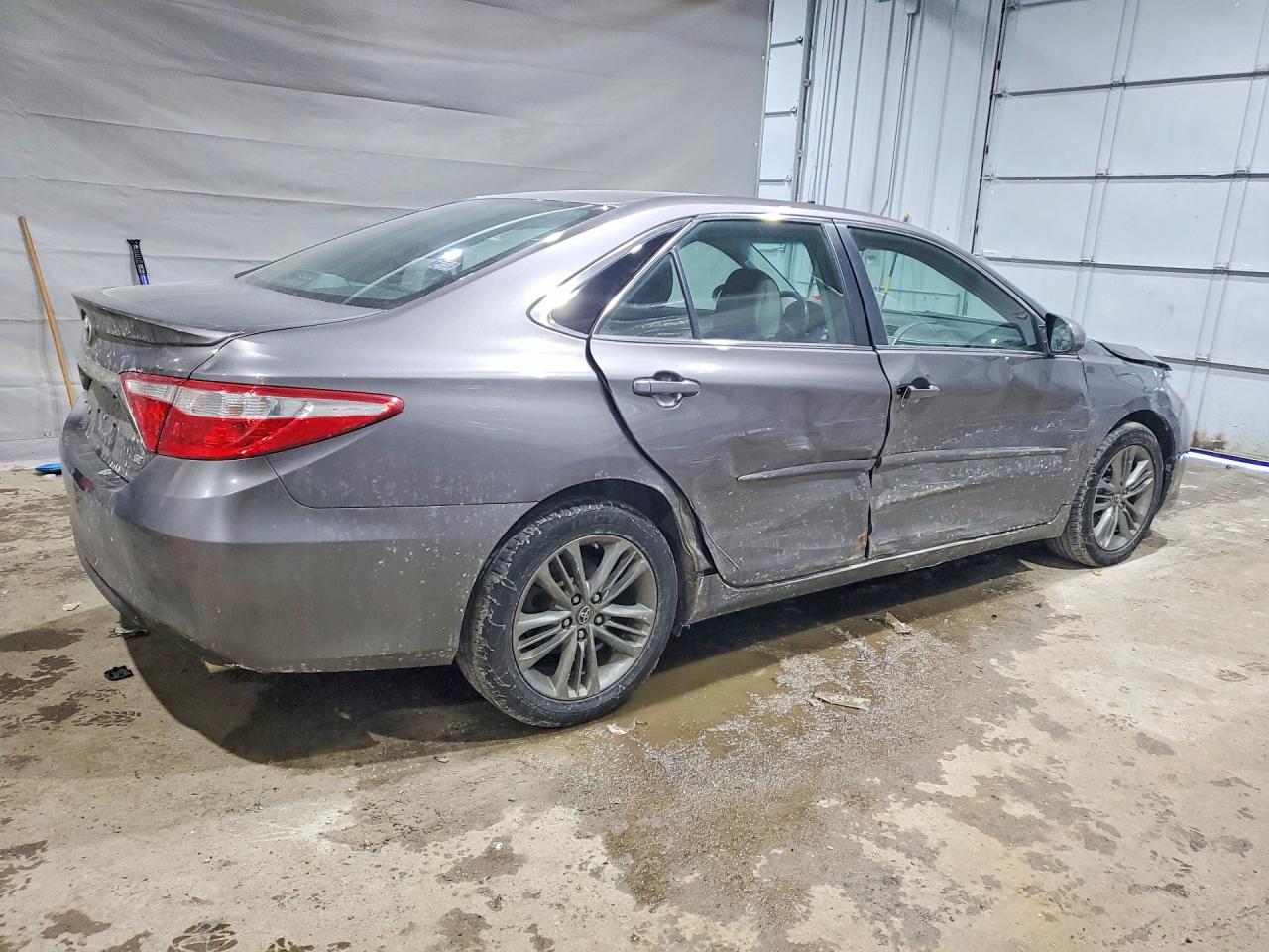 2017 TOYOTA CAMRY SE photo 3