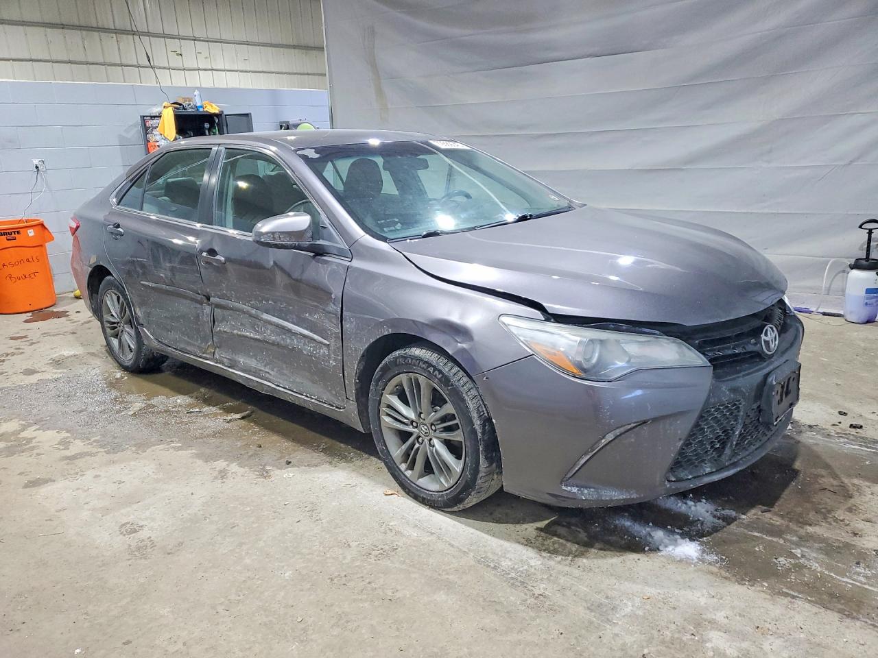 2017 TOYOTA CAMRY SE photo 4