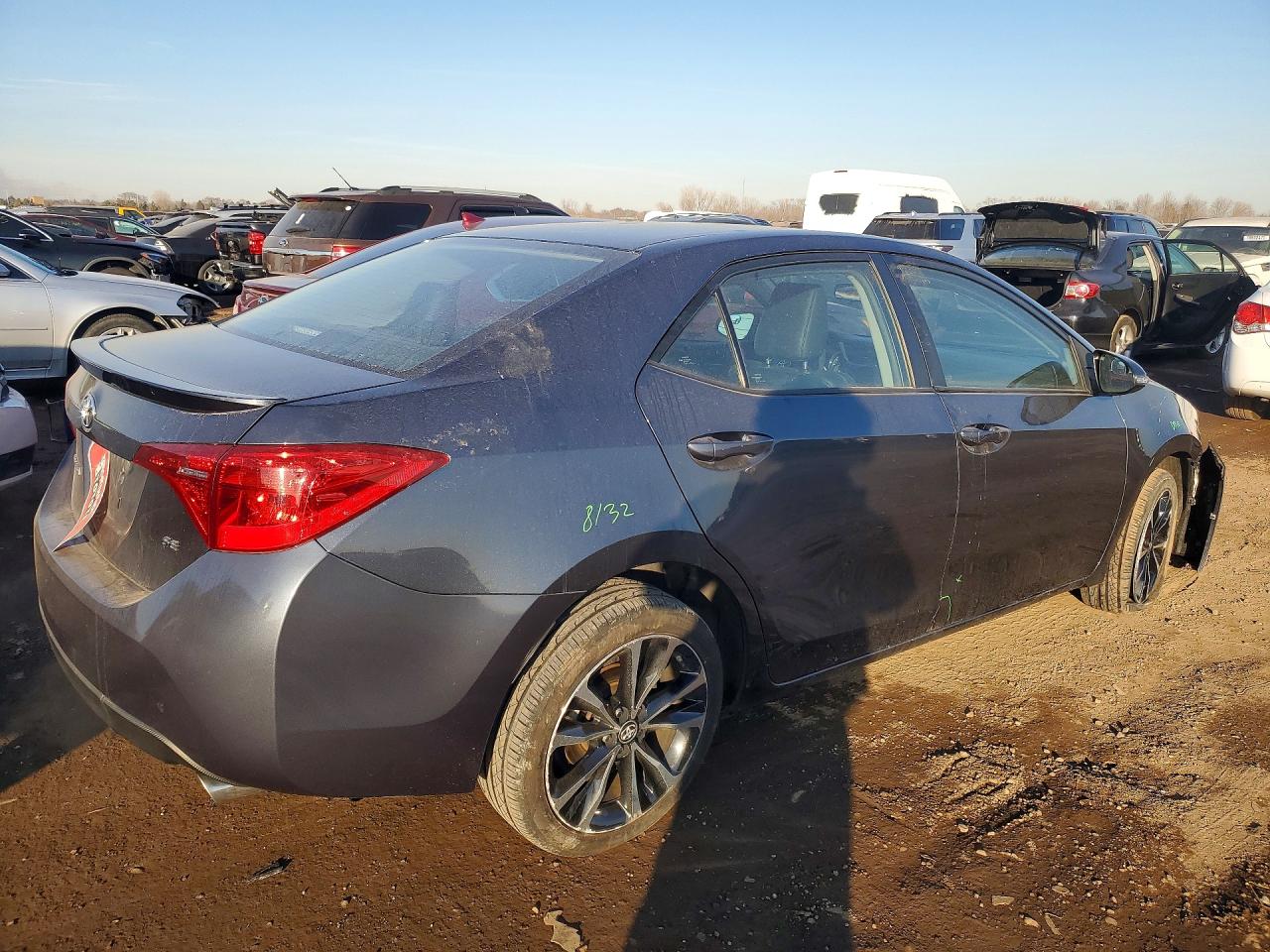 2018 TOYOTA COROLLA SE photo 3