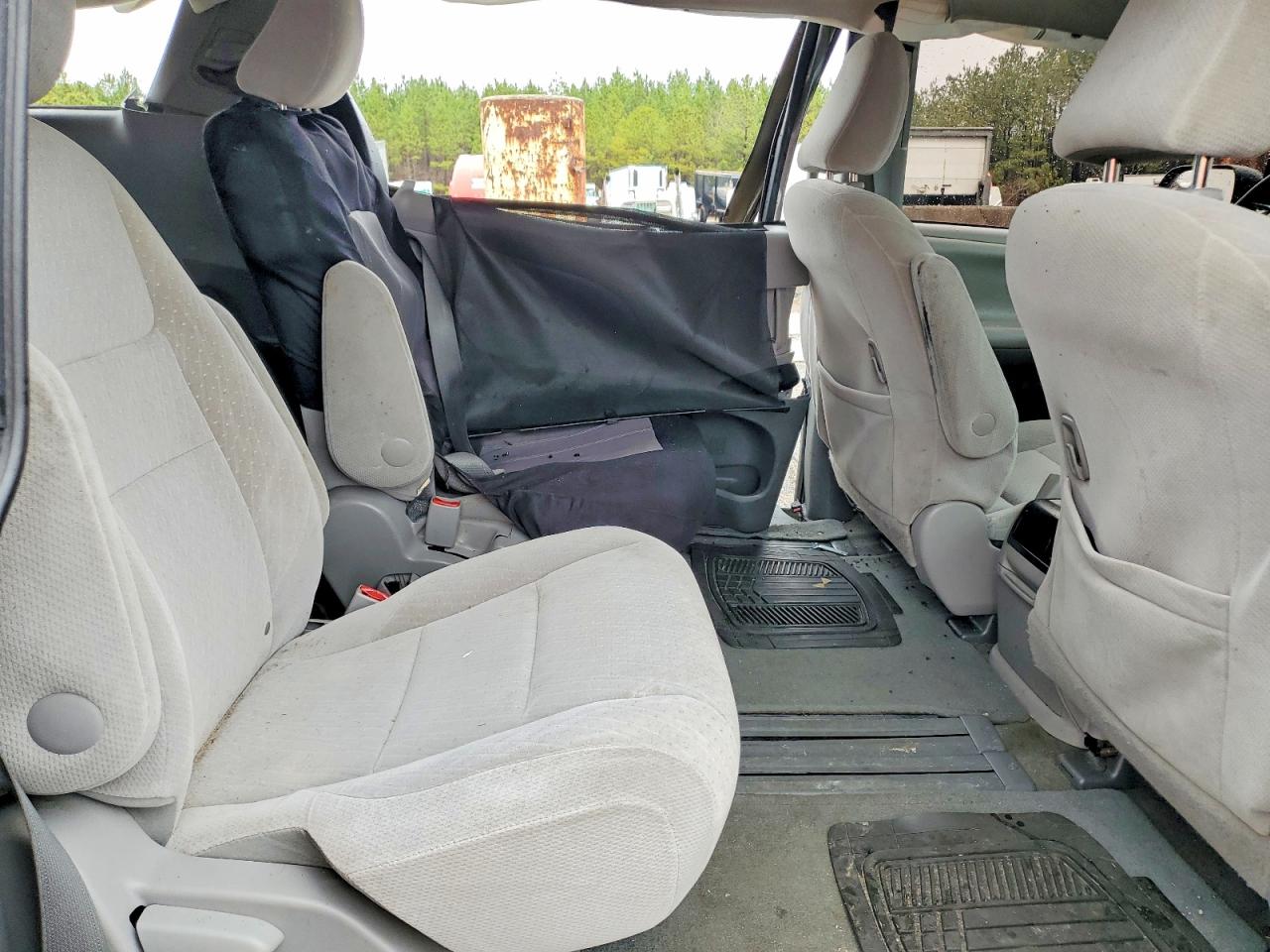 2017 TOYOTA SIENNA LE 8-PASSENGER photo 11