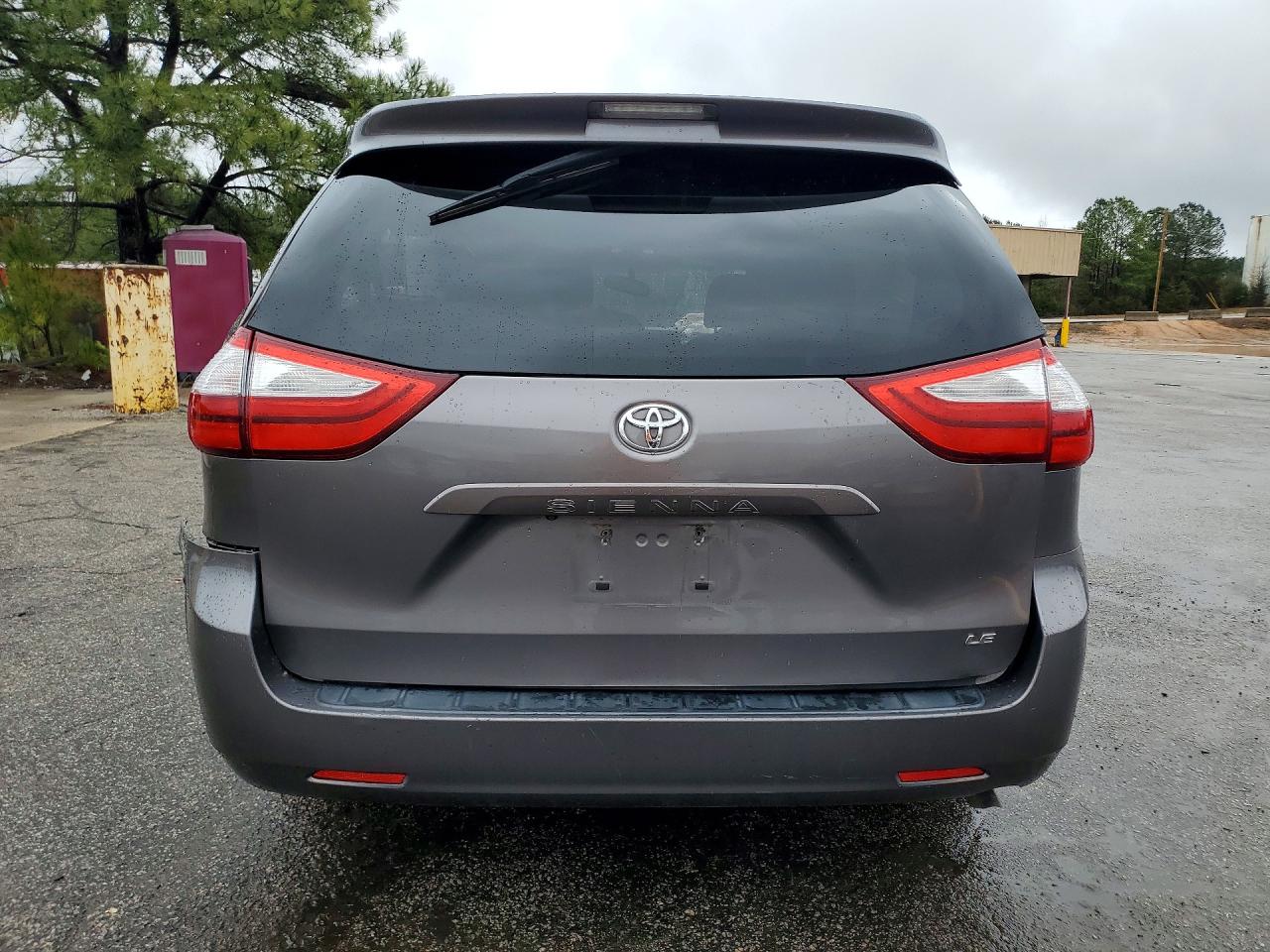 2017 TOYOTA SIENNA LE 8-PASSENGER photo 6