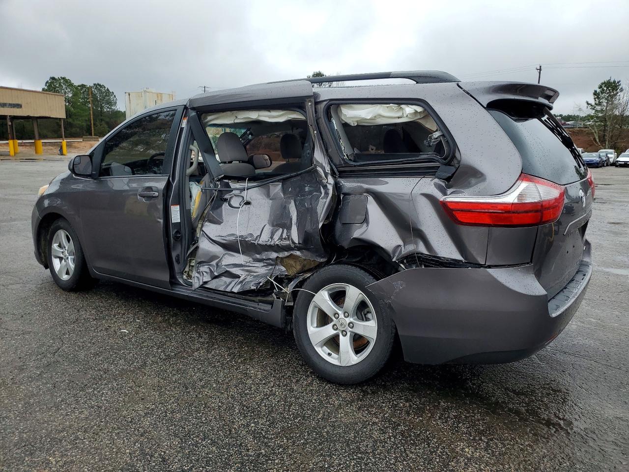2017 TOYOTA SIENNA LE 8-PASSENGER photo 2