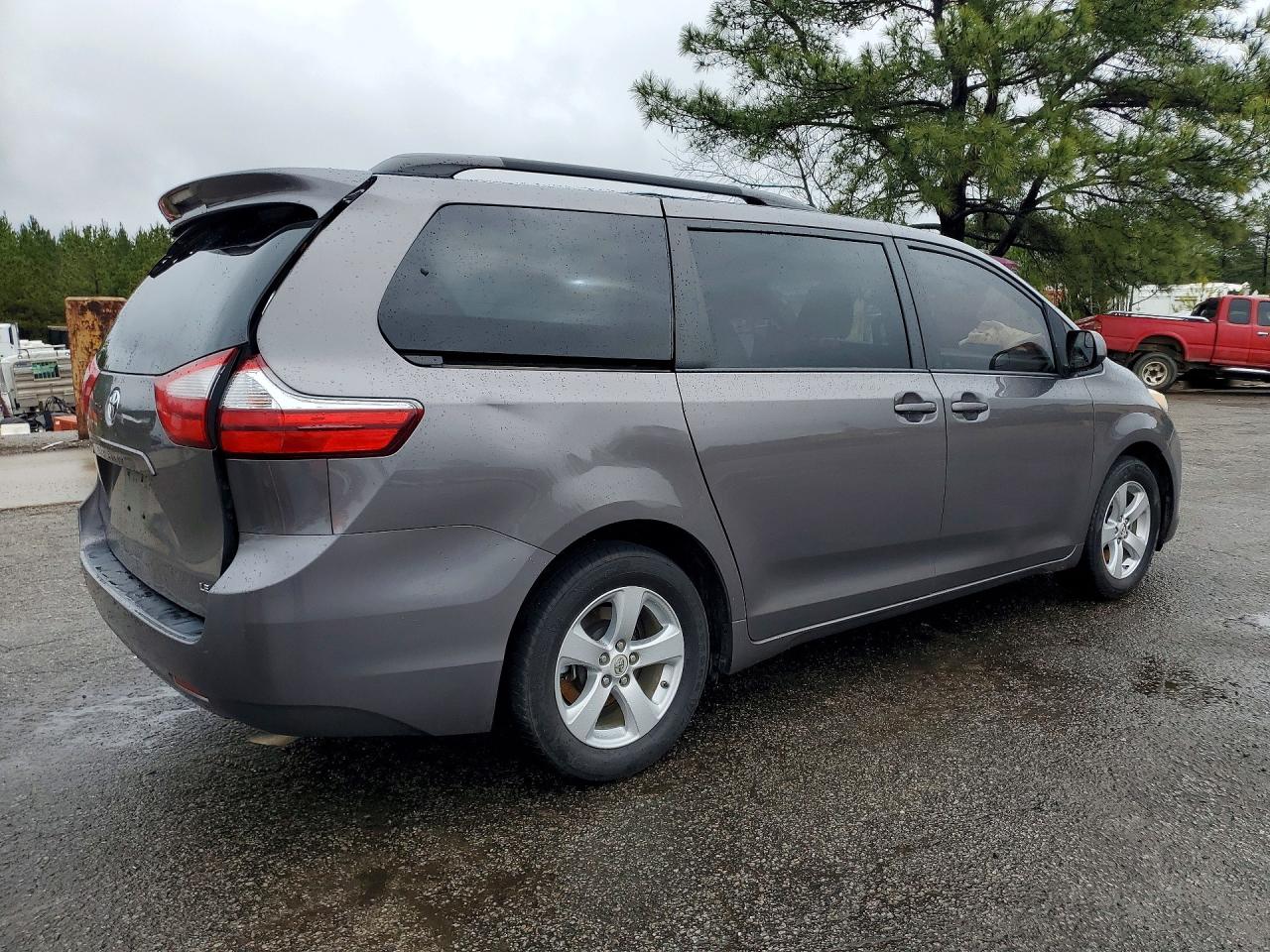 2017 TOYOTA SIENNA LE 8-PASSENGER photo 3