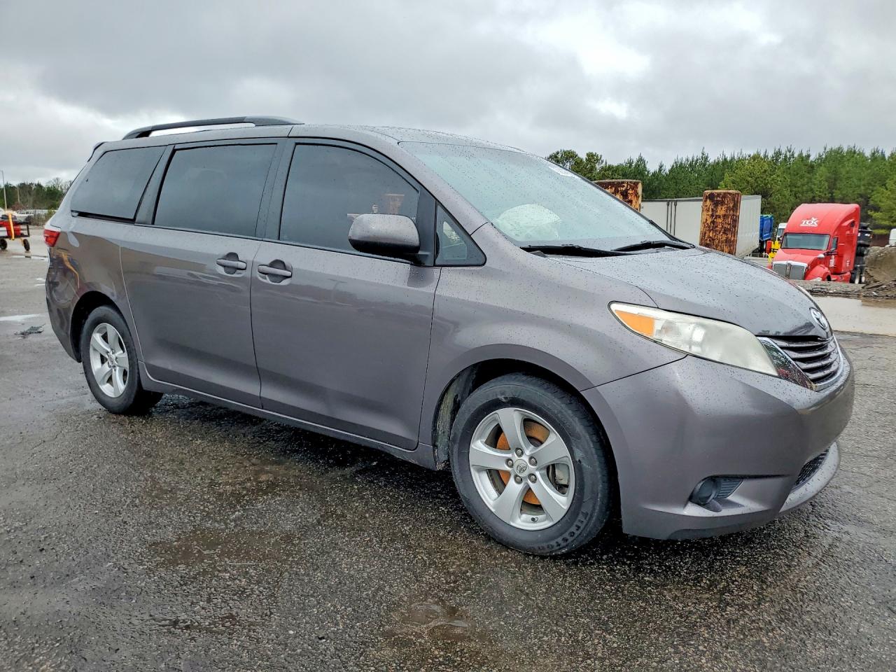 2017 TOYOTA SIENNA LE 8-PASSENGER photo 4