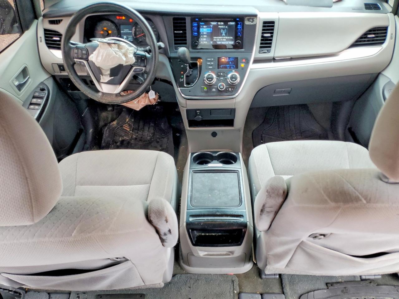2017 TOYOTA SIENNA LE 8-PASSENGER photo 8