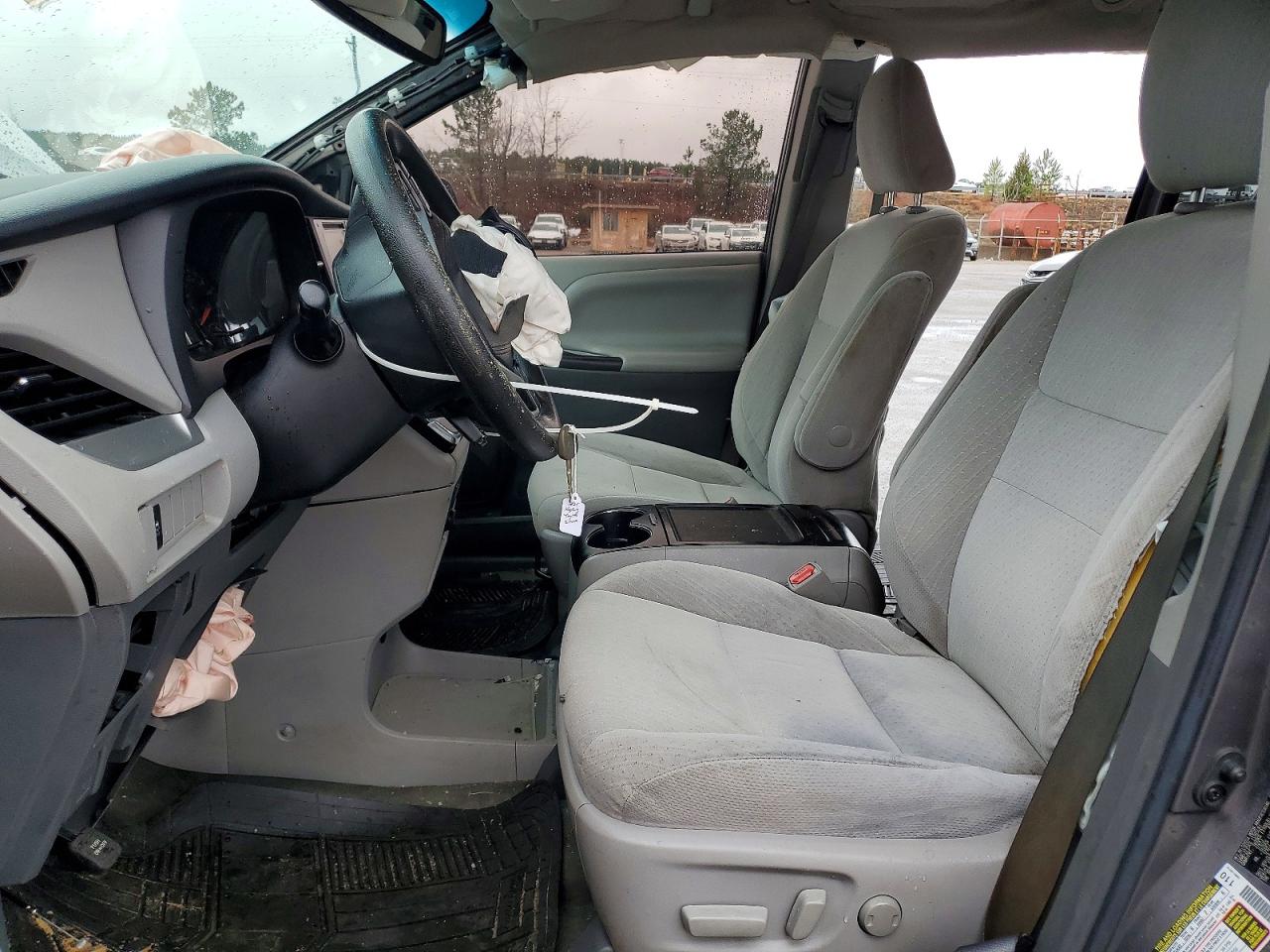 2017 TOYOTA SIENNA LE 8-PASSENGER photo 7